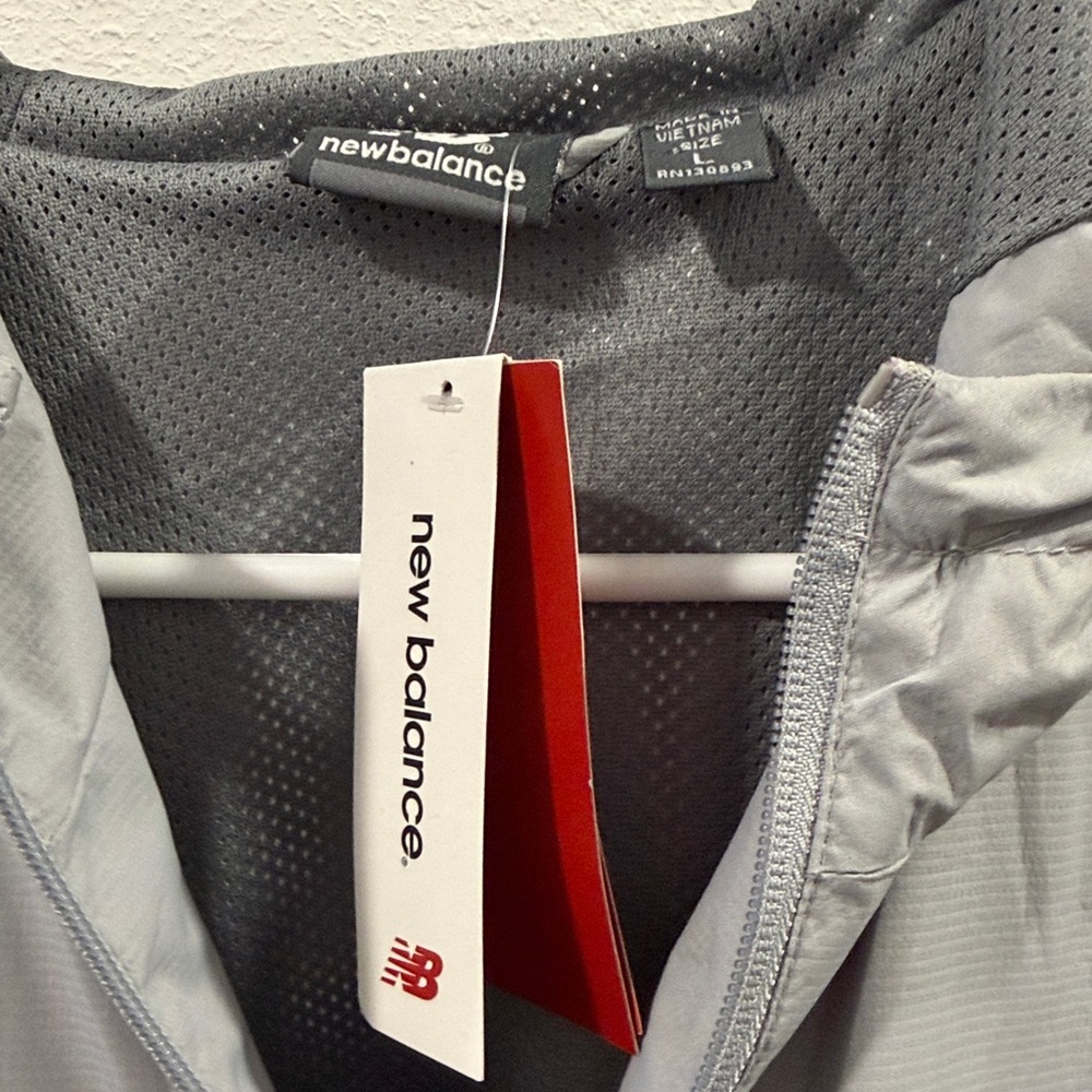 New Balance NWT  Light Gray all weather Jacket. Water & Wind Resistance - Picture 8 of 8